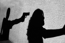 Eline Silahı Alınca Kendini Adam Sandı; Eşini Vurdu