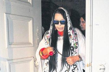 Gece Yarısı Ersoy Türbe Açtırdı, Vatandaşlar Alınmadı!