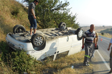 Köpek Yola Çikti; Kaza Sonucu 4 Kişi Yaralandi!